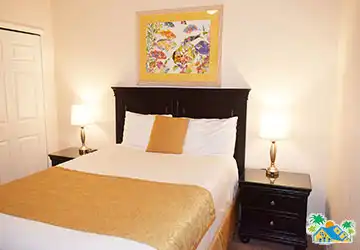 Queen guestroom (1)